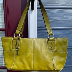 Fossil Olive Green Leather shoulder bag. Handbag. Purse. Small blemish. Vintage.